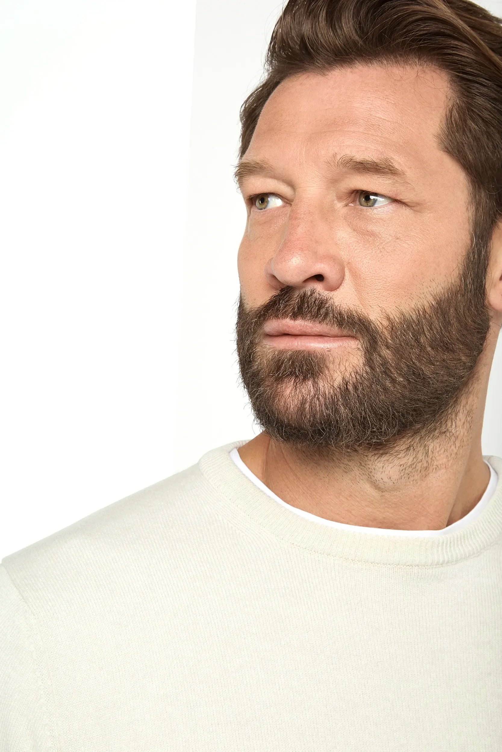 Round-neck sand cashmere sweater