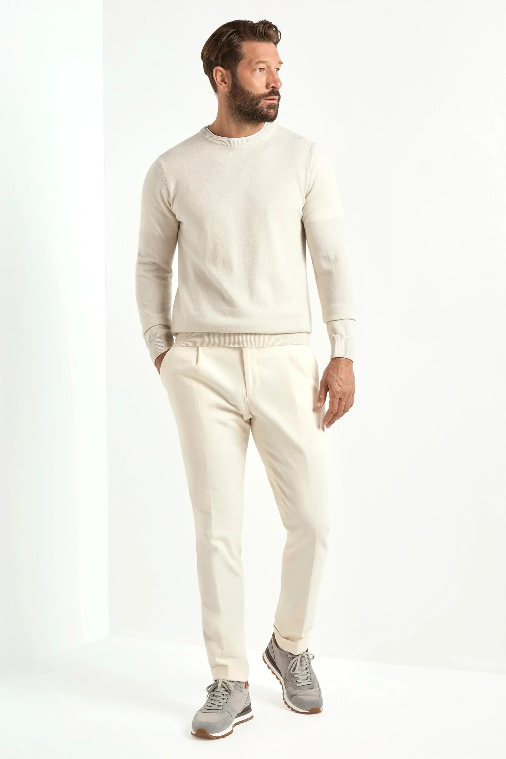 Round-neck sand cashmere sweater