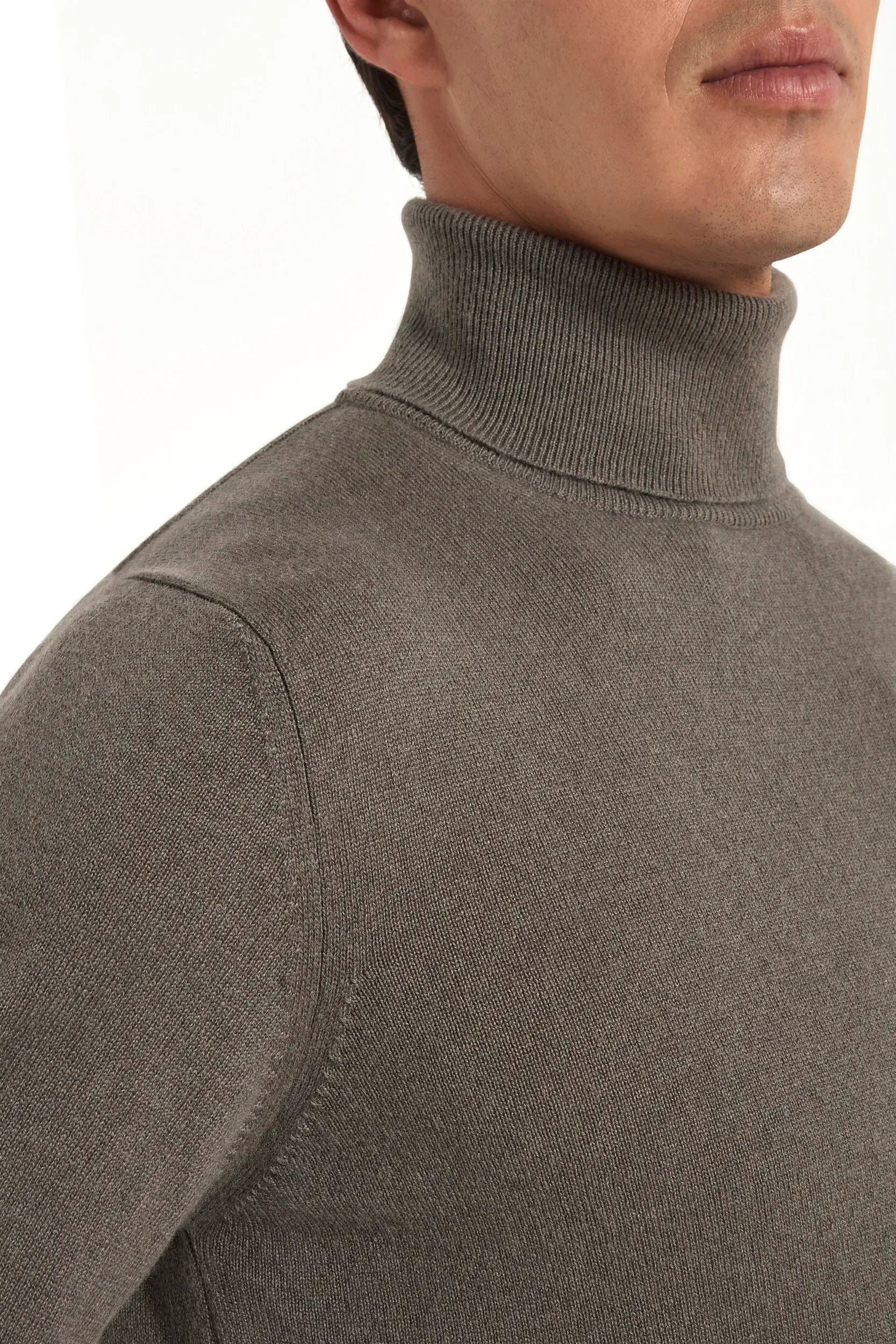 pull à col roulé en cachemire taupe foncé