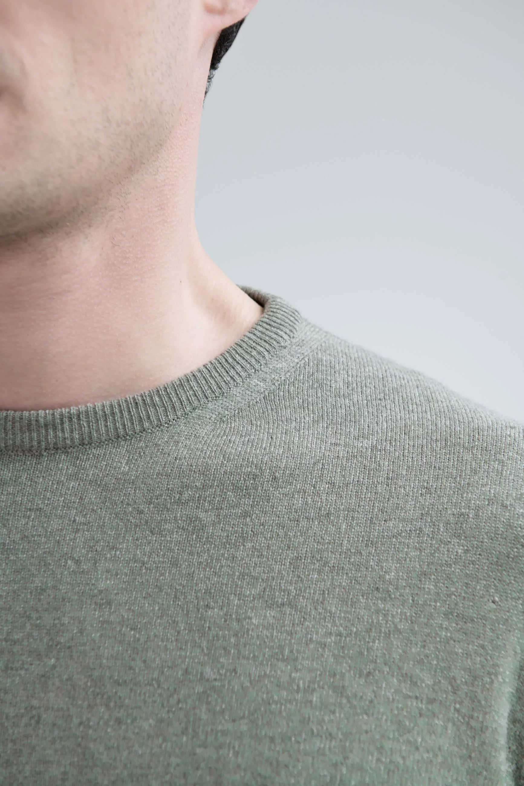 Round-neck sage cashmere sweater