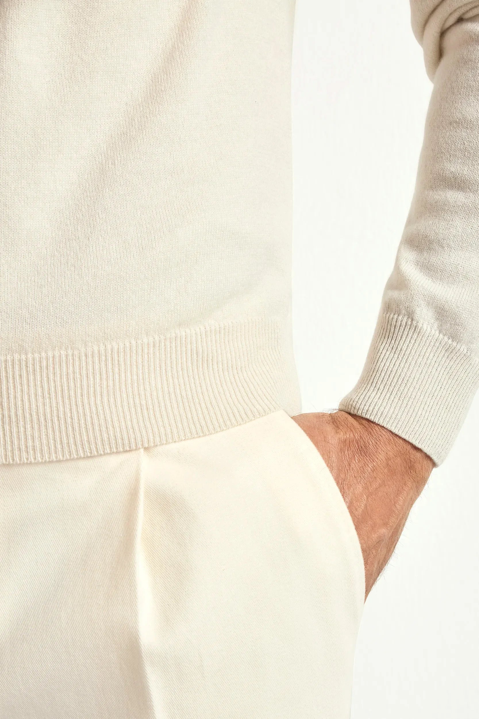 Round-neck sand cashmere sweater